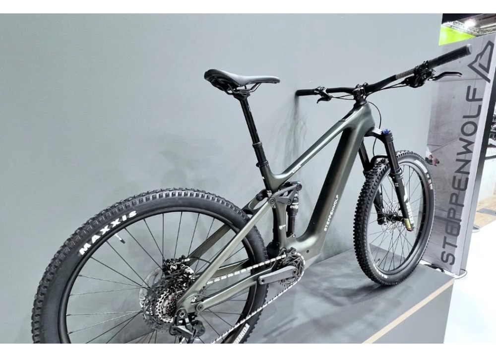 Bicicleta Steppenwolf Tundra 9.0 con motor Avinox