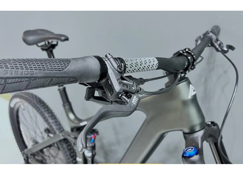 Bicicleta Steppenwolf Tundra 9.0 con motor Avinox