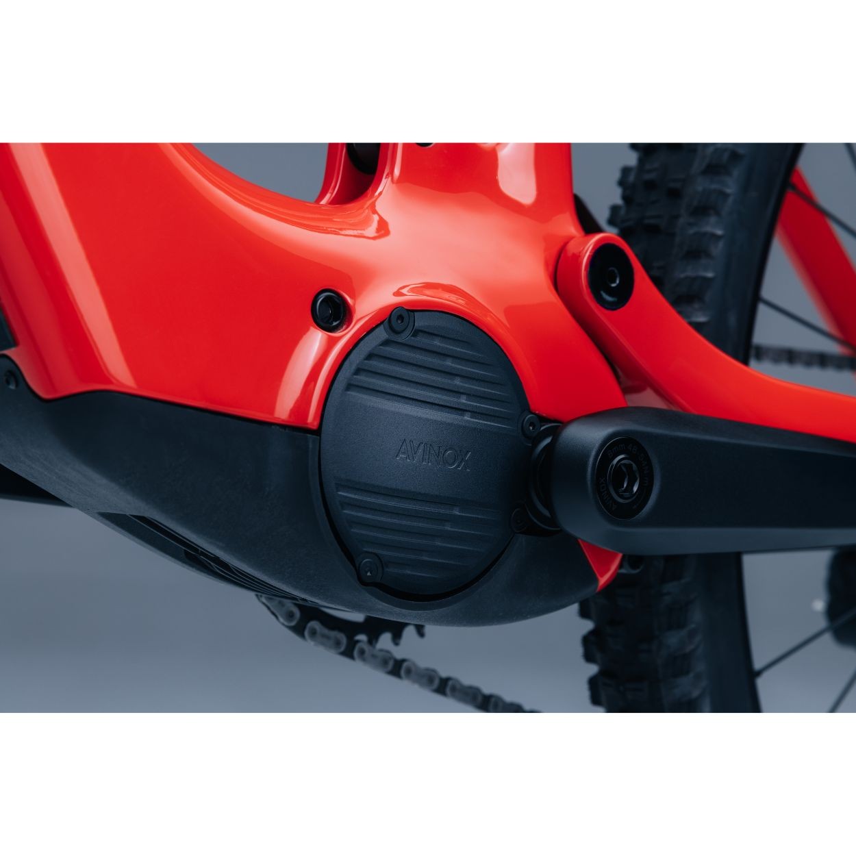 Bicicleta Steppenwolf Tundra 9.0 con motor Avinox M2S Color  Roja
