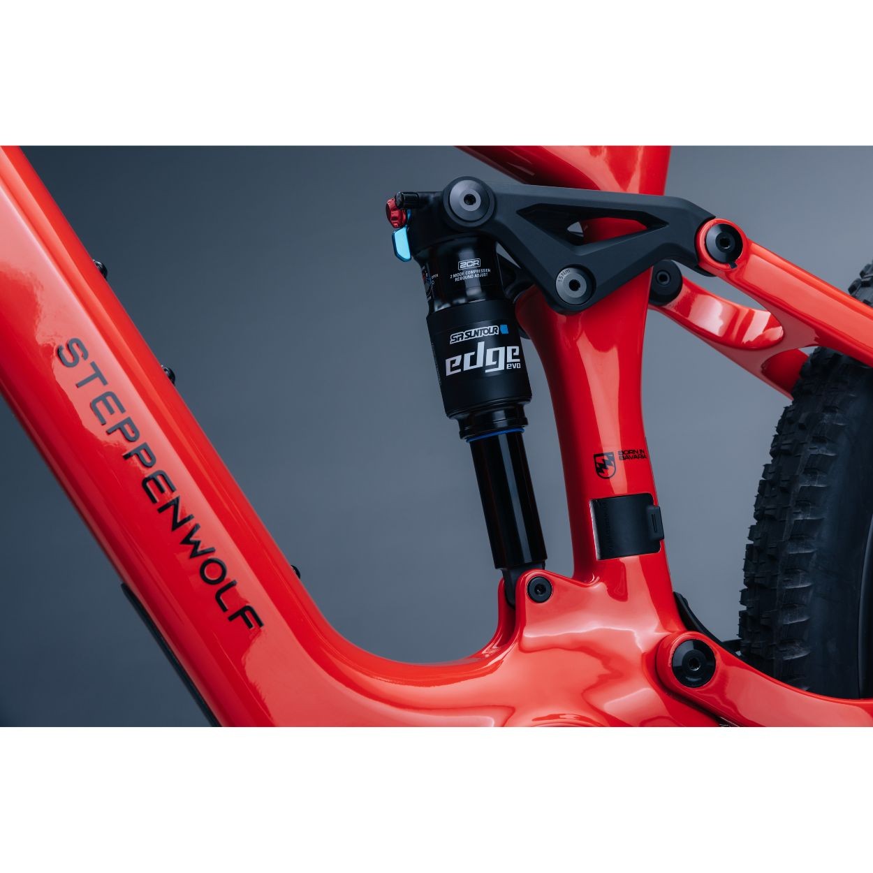 Bicicleta Steppenwolf Tundra 9.0 con motor Avinox M2S Color  Roja