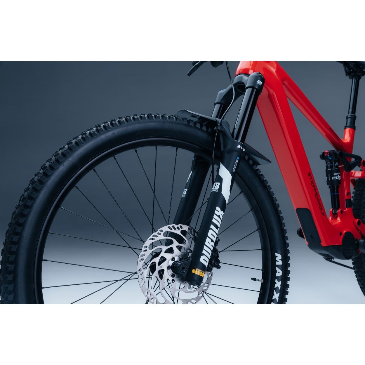 Bicicleta Steppenwolf Tundra 9.0 con motor Avinox M2S Color  Roja