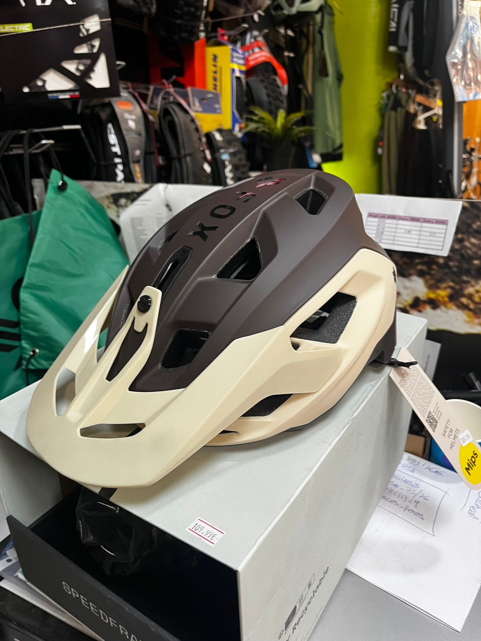 PEDALES + CASCO