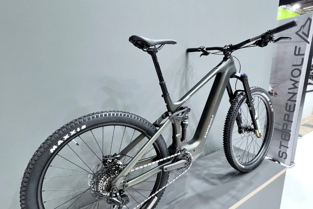 Bicicleta Steppenwolf Tundra 9.0 con motor Avinox M2S