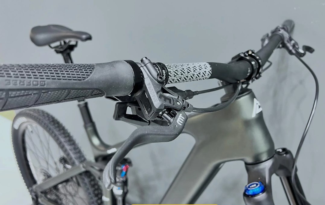 Bicicleta Steppenwolf Tundra 9.0 con motor Avinox M2S